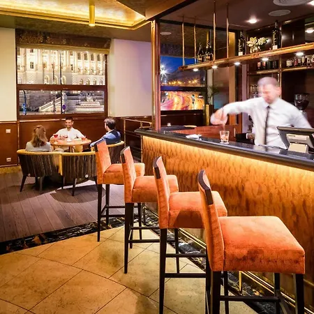 西方普拉哈威尔逊酒店 5*